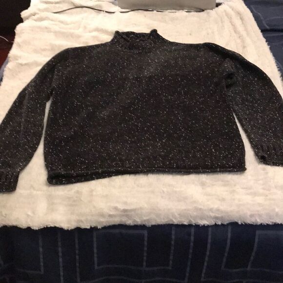 Black and white sweater - Picture 1 of 5